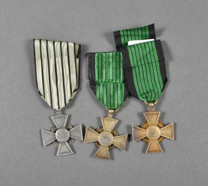 null France. Croix de Guerre du LEGIONNAIRE, refrappes différentes, lot de 3.