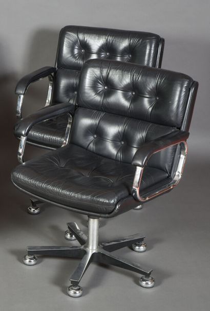 null Paire de fauteuils de bureau en cuir noir, dans le goût d'Osvaldo Borsani.

Travail...
