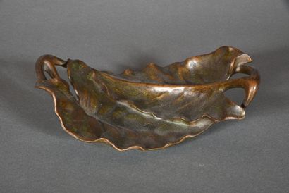  Georges HAMM (1880 - ? ) 
Vide poche en bronze à patine brune à corps de deux feuilles...
