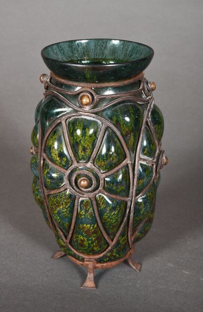  Louis MAJORELLE (1859 - 1926) & DAUM 
Vase ovoïde et col conique en verre mélangé...