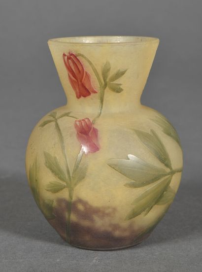  DAUM - NANCY 
Vase sphérique épaulé et petit col conique. Épreuve en verre marmoréen...