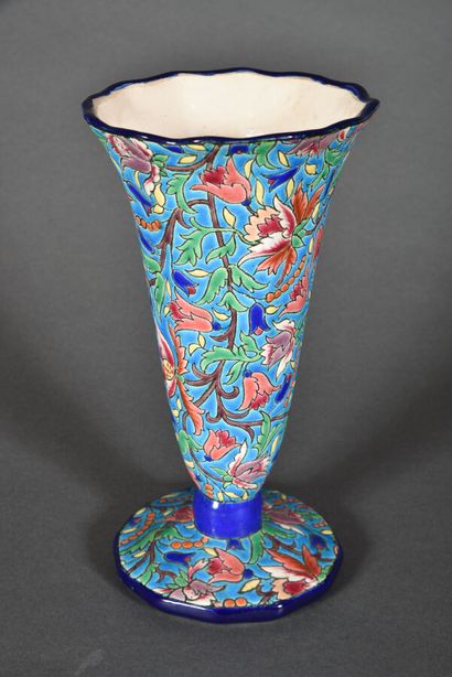 null Justin MASSON (1882 - 1959) & MANUFACTURE DE LONGWY

Vase cornet en céramique...