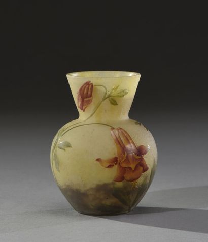  DAUM - NANCY 
Vase sphérique épaulé et petit col conique. Épreuve en verre marmoréen...