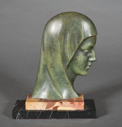  Salvatore MELANI (1902 - 1934) 
" Madone de profil ". Épreuve en bronze vert patiné...