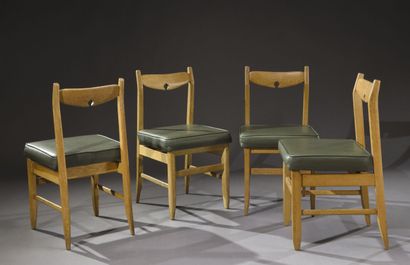  Suite de 4 chaises en chêne massif, assise tapissière en skaï vert, Guillerme et...
