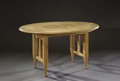  Table ovale en chêne massif, plateau à motif géométrique, Guillerme et Chambron,...