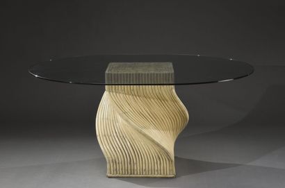  Table de salon à pied central en bambou laqué, de forme torsadée, plateau en verre....