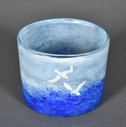 null A. EUGNIAU

Petit vase à corps tubulaire en verre marmoréen bleu ciel et bleu...