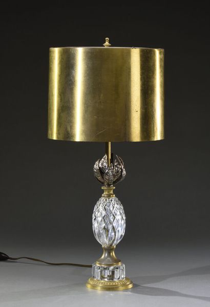  Lampe en cristal et bronze, à motif ananas, maison Charles. 
Circa 1970. 
H. 49...