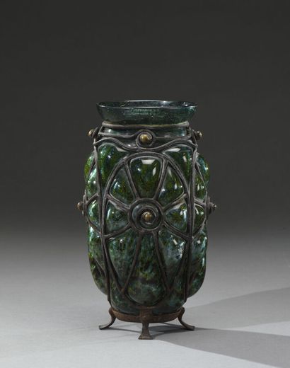  Louis MAJORELLE (1859 - 1926) & DAUM 
Vase ovoïde et col conique en verre mélangé...