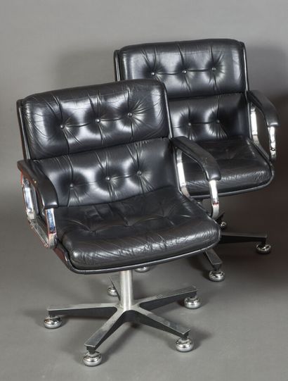 Paire de fauteuils de bureau en cuir noir,...