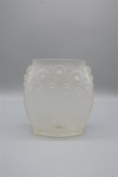  ETLING 
Vase ovoïde aplati à col et talon quadrangulaires. Épreuve en verre blanc...
