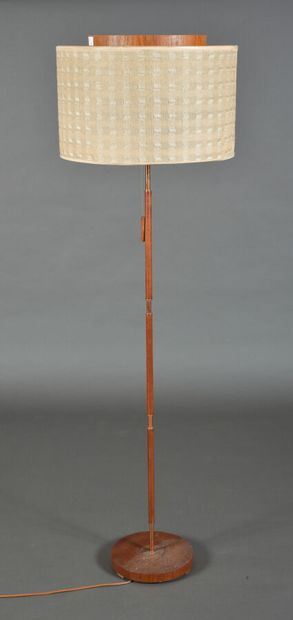 null Lampadaire avec abat-jour circulaire Temde en teck.

Circa 1960.

H. 156 cm...