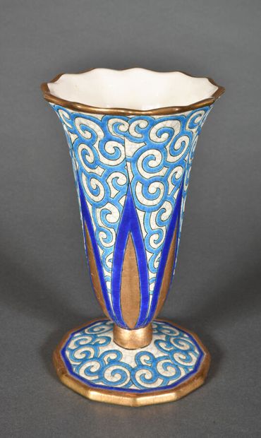  MANUFACTURE DE LONGWY 
Vase cornet en céramique à six pans et col polylobé sur piédouche....