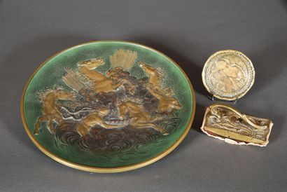  Max LE VERRIER (1891 - 1973) 
Lot de deux pièces en bronze se composant d'un plat...