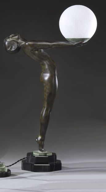  Max LE VERRIER (1891 - 1973) 
" Lumina ". Lampe en régule à patine vert et brun...