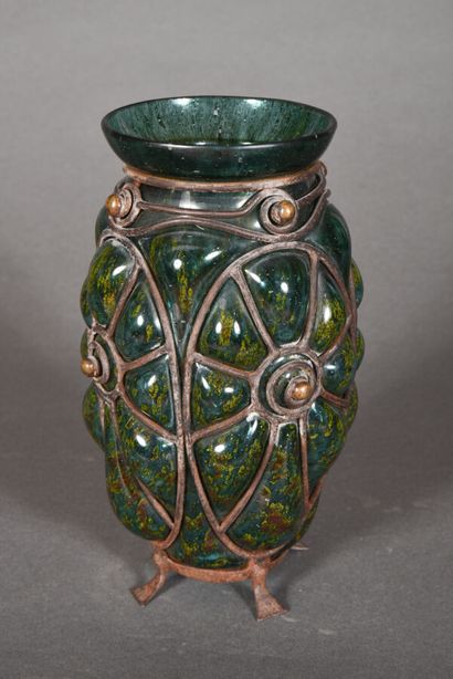 null Louis MAJORELLE (1859 - 1926) & DAUM 

Vase ovoïde et col conique en verre mélangé...