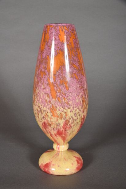  SCHNEIDER 
Vase ovoïde sur piédouche bagué. Épreuve en verre marmoréen rose orangé...