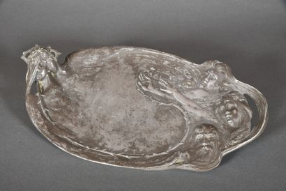 Georges FLAMAND (1895 - 1925) 
Plateau en étain à corps ovalisé à décor en semi-relief...
