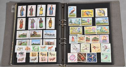 null Un classeur de timbres de Mongolie et lettres avec de nombreuses séries de ...