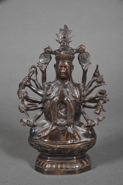 Sujet en bronze représentant une forme d'Avalokiteshvara...