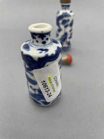 null Two blue-white porcelain snuff bottles decorated with dragons, with apocryphal...