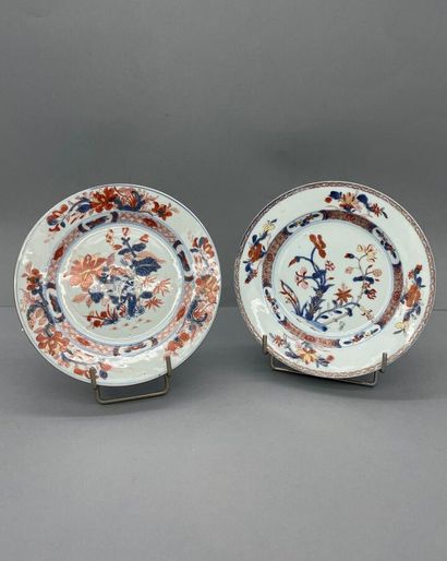 null Deux assiettes en porcelaine dite " Imari chinois ", à décor floral bleu, corail...