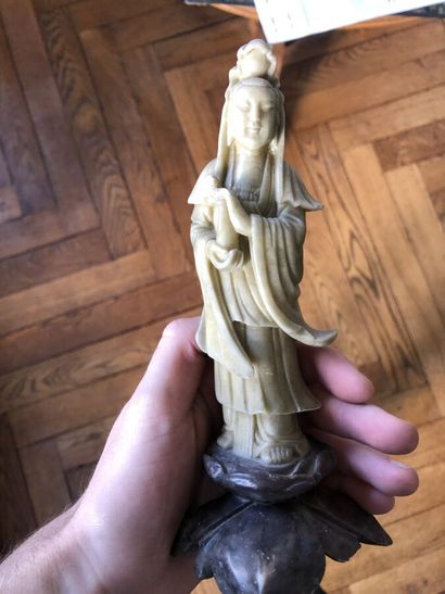 null Sujet en stéatite beige représentant la déesse Guanyin, le vase à eau lustrale...