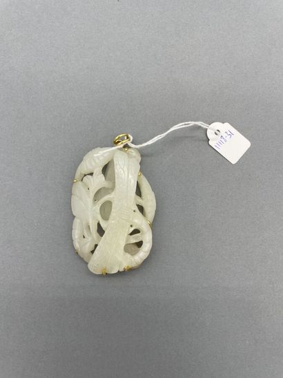 null Pendentif en jade blanc légèrement céladonné, sculpté et ajouré, à décor d'une...