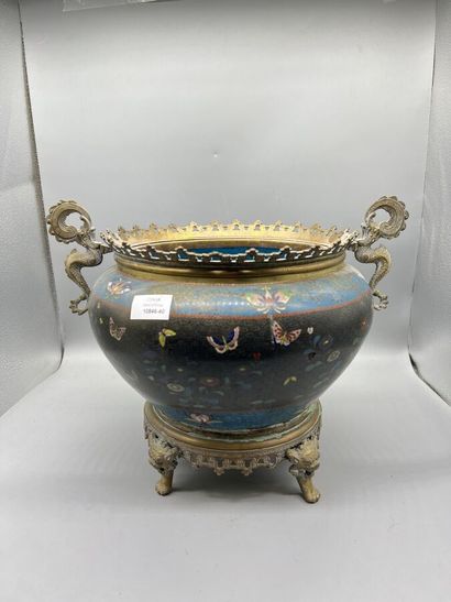 null Vasque en cuivre et émaux cloisonnés polychromes, la panse ornée de papillons...