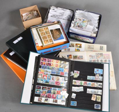  Quatre boîtes et six classeurs : timbres et lettres de divers pays