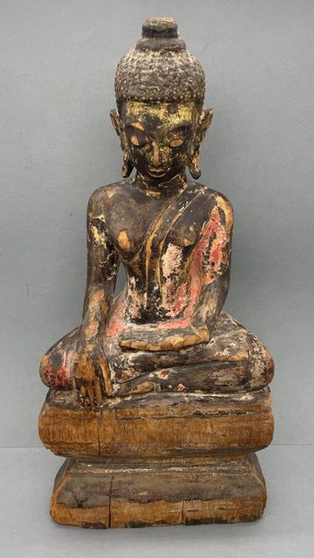 null Sujet en bois avec traces de laque noire et dorure, représentant le Buddha assis...