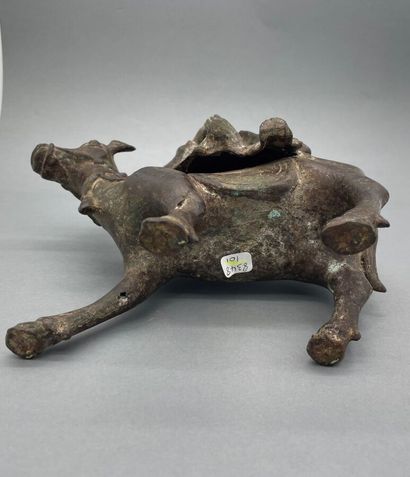 null Sujet en bronze représentant Laozi sur sa mule.

Chine, XIXe siècle.

(Oxydations)

H....