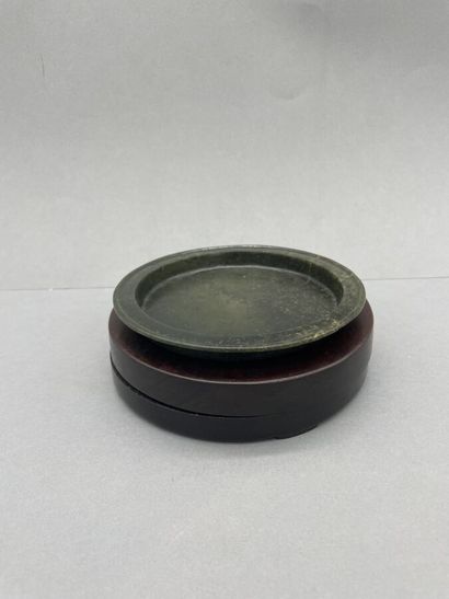 null Circular cup with flat bottom and small edge, in spinach green hard stone.

In...