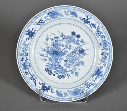 Small blue-white porcelain dish decorated...