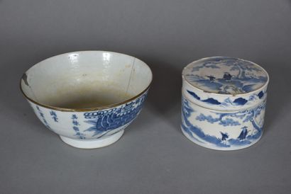 Lot of two blue-white porcelains including...