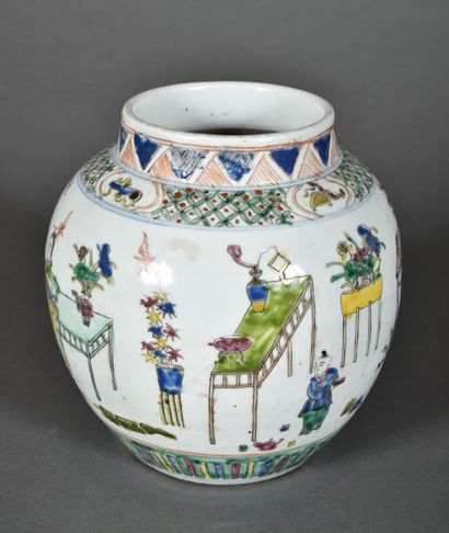 null Pot globulaire à petit col droit, en porcelaine à décor polychrome de jeunes...