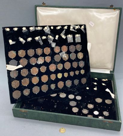 Un coffret contenant 66 monnaies en cuivre,...