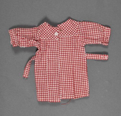 null "L'Enfant Sage", the authentic red-checkered Vichy apron. This classic Bleuette...