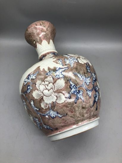null Vase with large body and high neck with bulbous opening, in porcelain decorated...