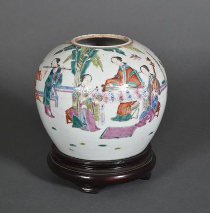 null Ginger or tea pot, globular form, in porcelain and enamels of the pink family,...