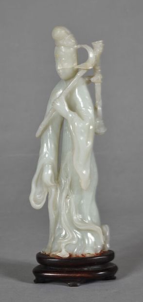 null Sujet en jade céladon représentant une divinité féminine tenant un bâton au...