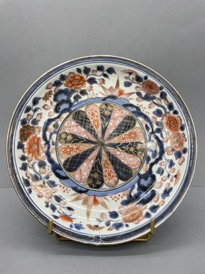 null Three Imari porcelains, including a dish decorated with flowers and rocks around...