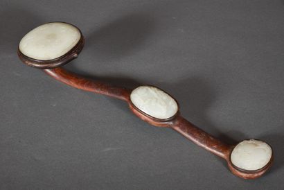 null Sceptre ruyi en bois niellé de motifs floraux en fils métalliques, et incrusté...