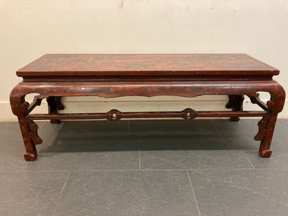 null Rectangular coffee table in dark red lacquered wood, with incised and polychromatic...