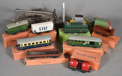 null A BB Hornby scale 0 locomotive in its original box, untested engine, + 7 cars...