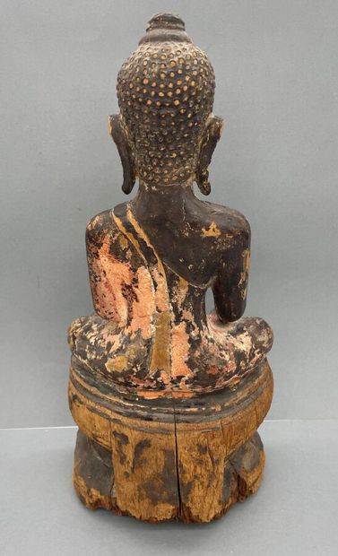 null Sujet en bois avec traces de laque noire et dorure, représentant le Buddha assis...