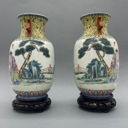 null Pair of small porcelain and fencai enamel vases, the body finely decorated with...