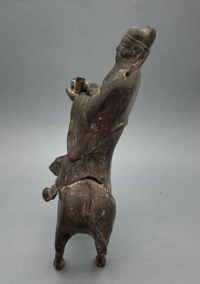 null Sujet en bronze représentant Laozi sur sa mule.

Chine, XIXe siècle.

(Oxydations)

H....