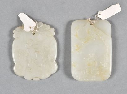 null Deux pendentifs en jade blanc céladonné, l'un polylobé orné d'un lotus et de...